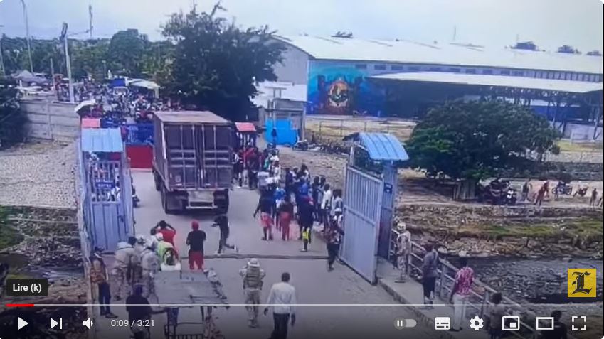 Un chauffeur de camion container a défoncé la porte frontière haïtienne pour empêcher les autorités haïtiennes de garder fermer la frontière. (Vidéo)