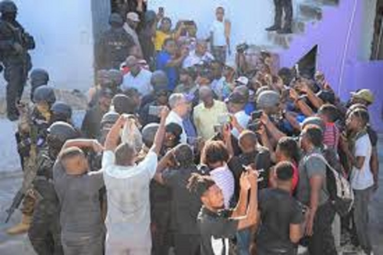 Visite historique du Premier ministre à Solino dans le cadre du programme « Retour dans les quartiers »